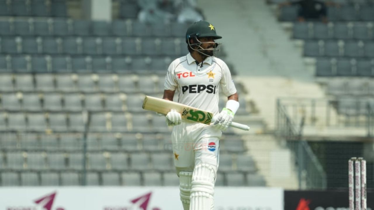 ফিফটি করা বাবরকে ফিরিয়ে রানার ব্রেক-থ্রু