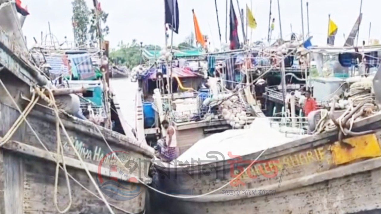 বরফের সংকটে স্থবির মহিপুর-আলীপুর মৎস্যবন্দর, সাগরে যেতে পারছেন না শত শত ট্রলার