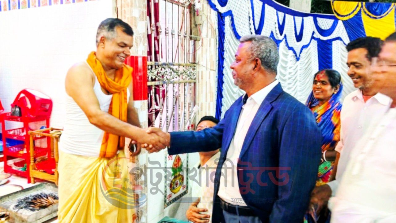 বাউফলের কালীবাড়ি মন্দির পরিদর্শনে বিএনপি নেতা হুমায়ুন কবির