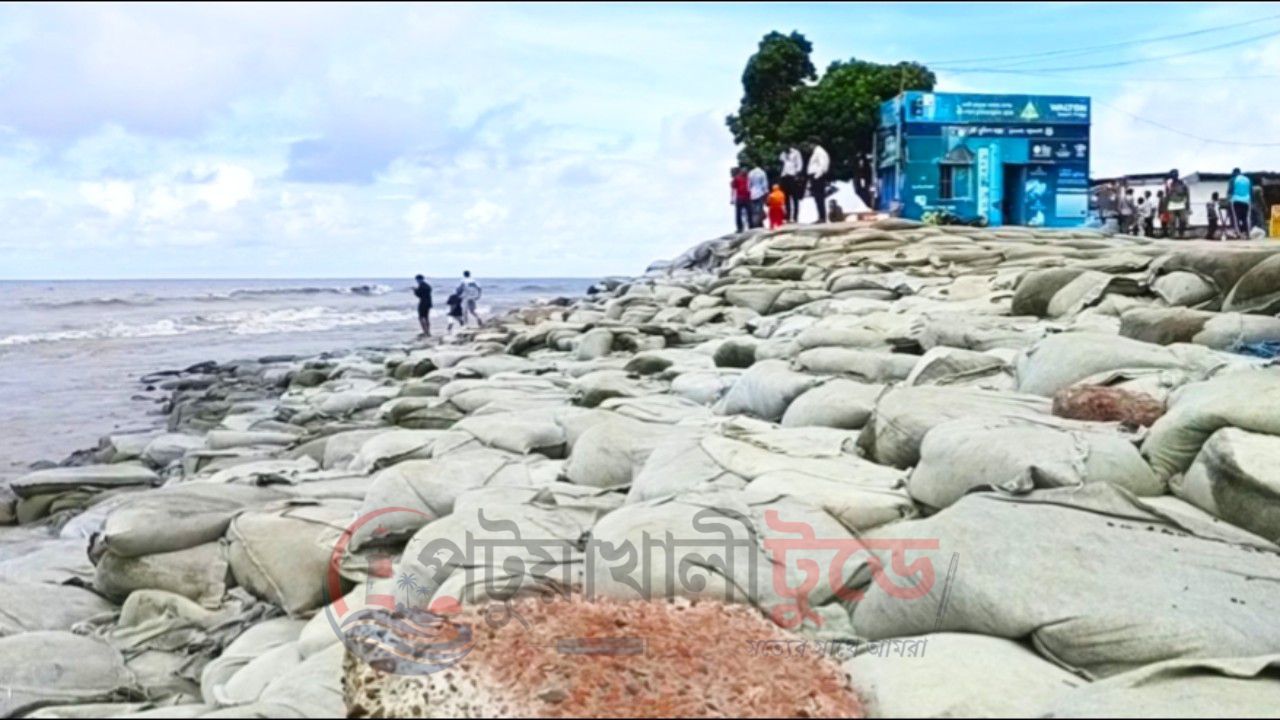ভাঙনে অস্তিত্ব সংকটে কুয়াকাটা সৈকত, ঝুলে আছে ৭৫৯ কোটি টাকার প্রকল্প