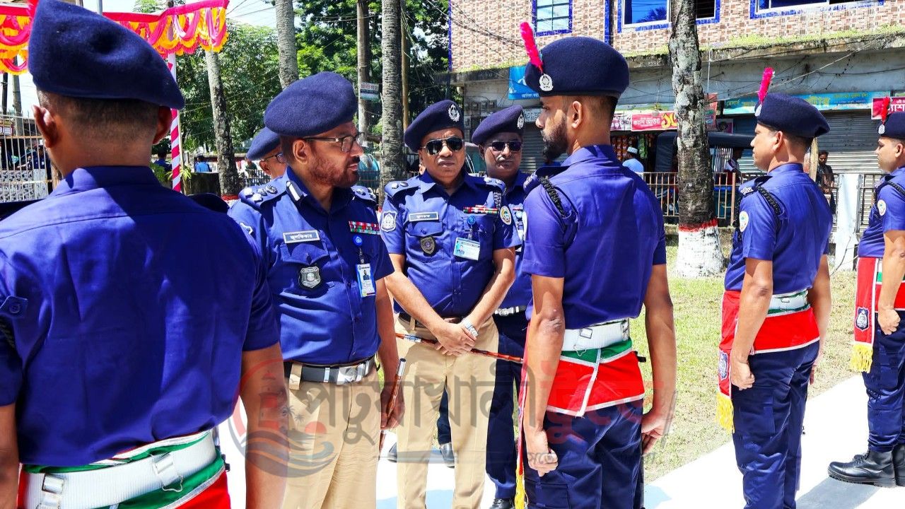 পাথরঘাটা থানা ও বরগুনা সদর কোর্ট পরিদর্শনে রেঞ্জ ডিআইজি