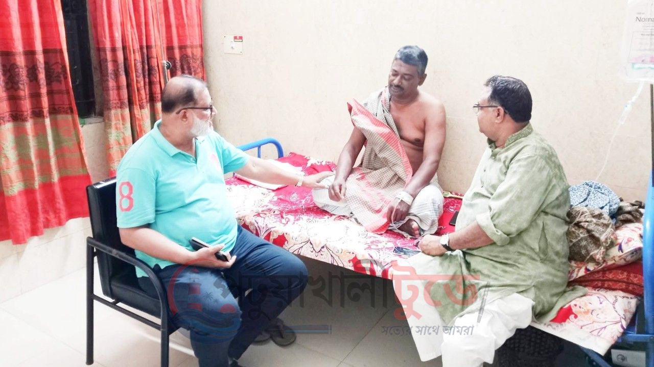 ডেঙ্গু আক্রান্ত বিএনপি নেতাকে দেখতে হাসপাতালে জেলা বিএনপির নেতারা
