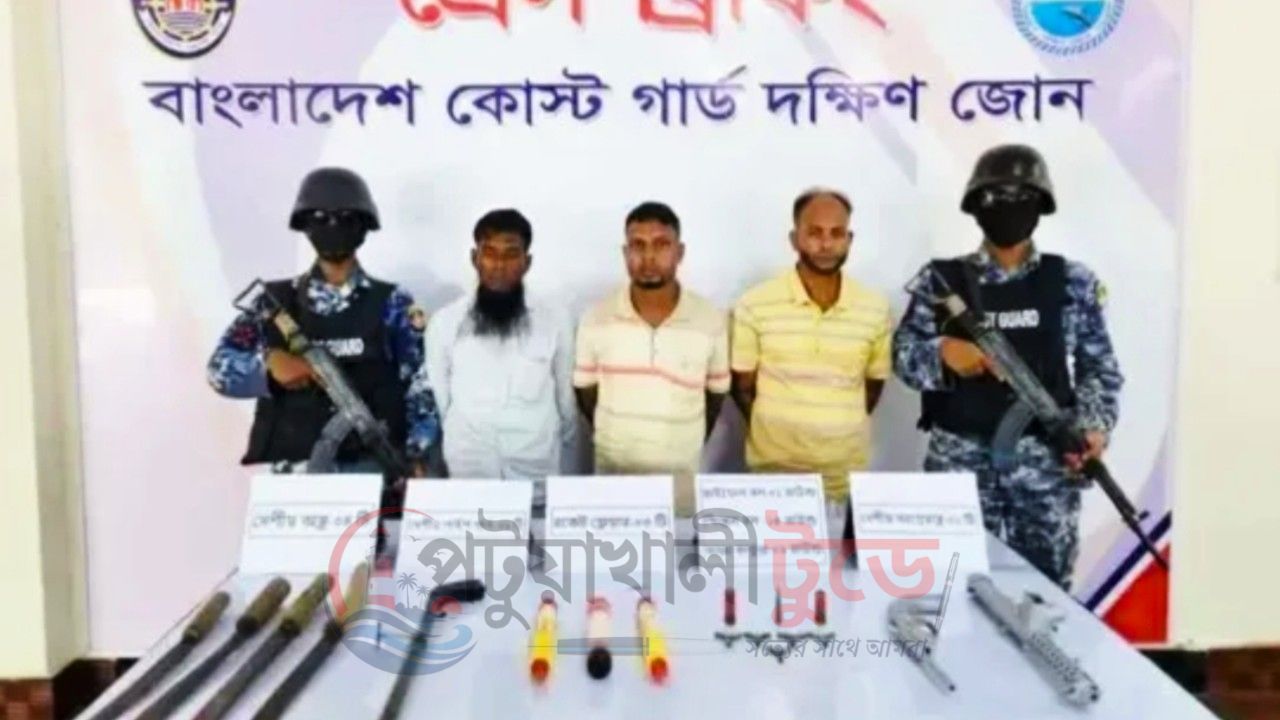 কোস্ট গার্ডের অভিযানে দেশীয় আগ্নেয়াস্ত্র, ধারালো অস্ত্র ও ডাকাতির সরঞ্জাম উদ্ধার