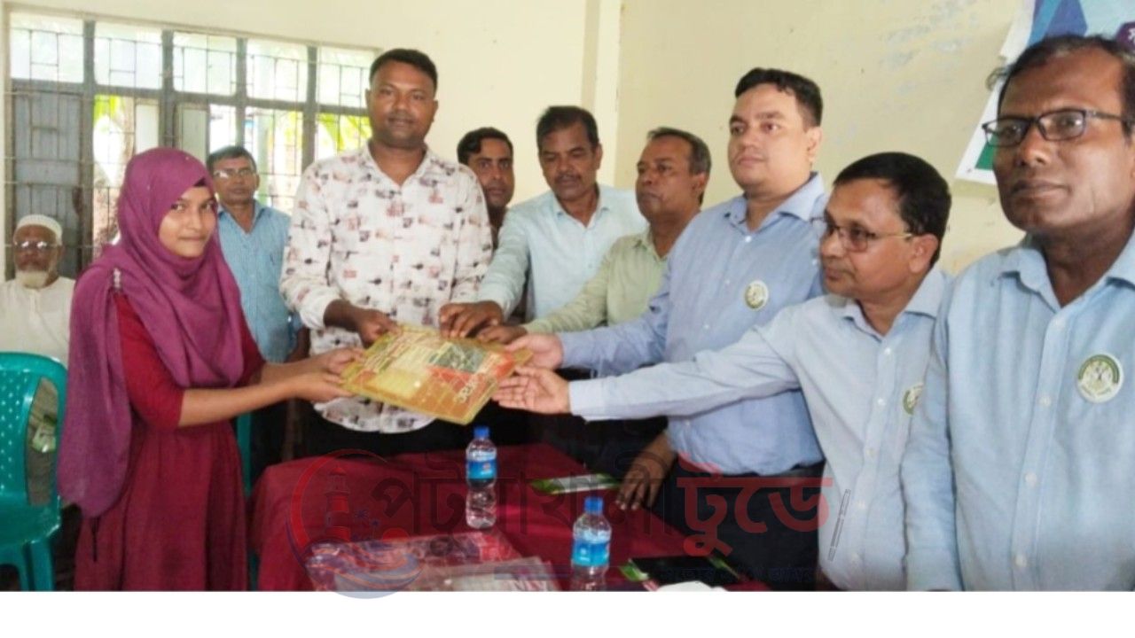 দুমকিতে ব্র্যাকের ‘ভাসমান শিক্ষা তরী’ পরিদর্শন, শিক্ষা উপকরণ পেল ৩৫ শিক্ষার্থী