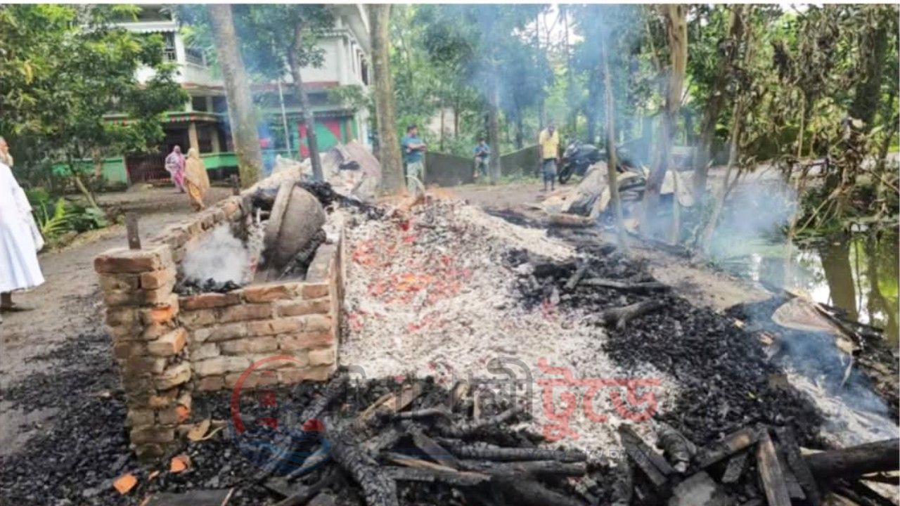 দুমকিতে সাবেক ইউপি চেয়ারম্যানের গোয়ালঘর ও কবুতরের বাসায় আগুন    রাজনৈতিক প্রতিহিংসার শিকার দাবি পরিবারের, ঘটনাস্থল পরিদর্শনে পুলিশ