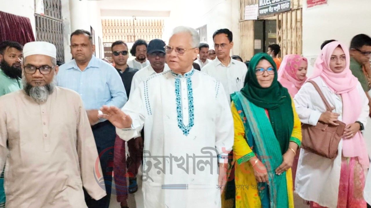 পটুয়াখালী ২৫০ শয্যা হাসপাতালে ডেঙ্গু রোগীদের খোঁজ নিলেন এমপি আলতাফ হোসেন চৌধুরী