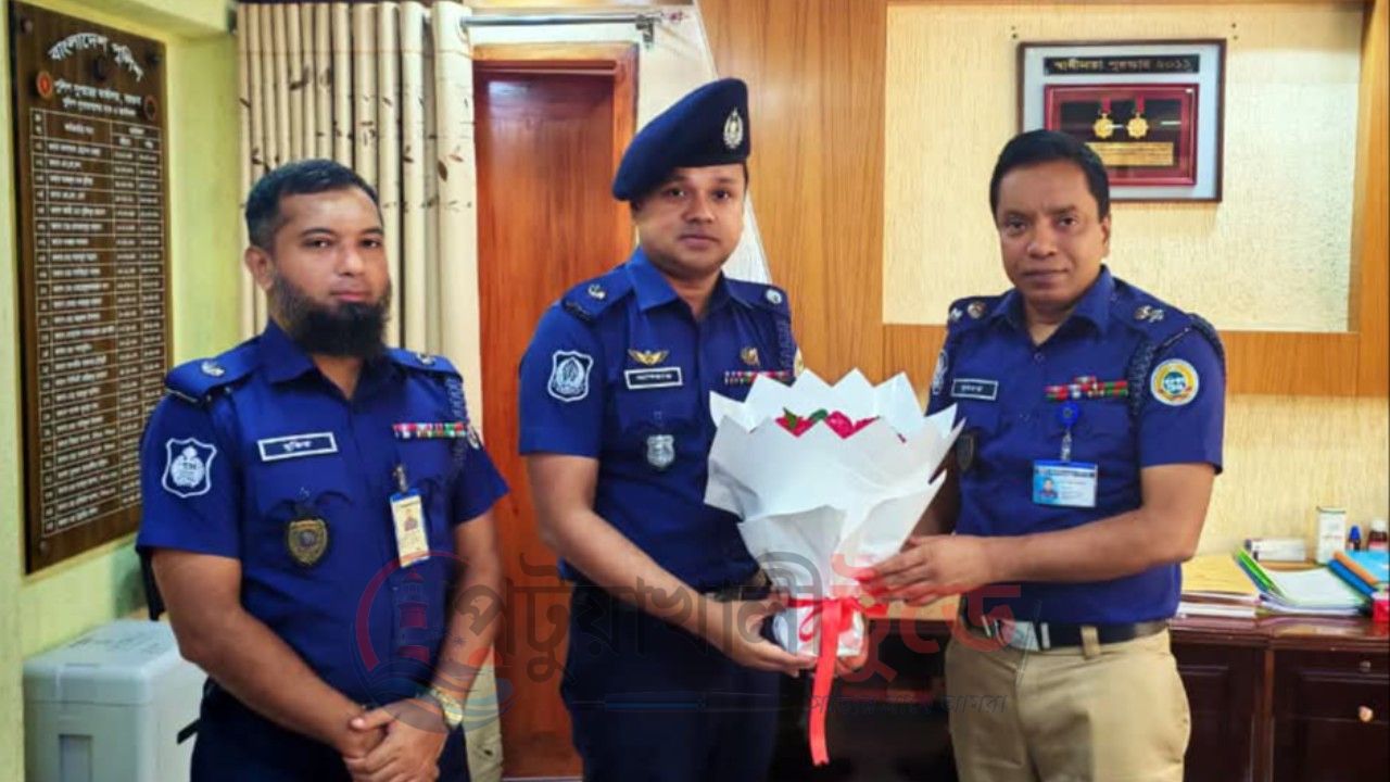 বরগুনা জেলা পুলিশের নতুন অতিরিক্ত পুলিশ সুপারকে ফুলেল শুভেচ্ছায় বরণ