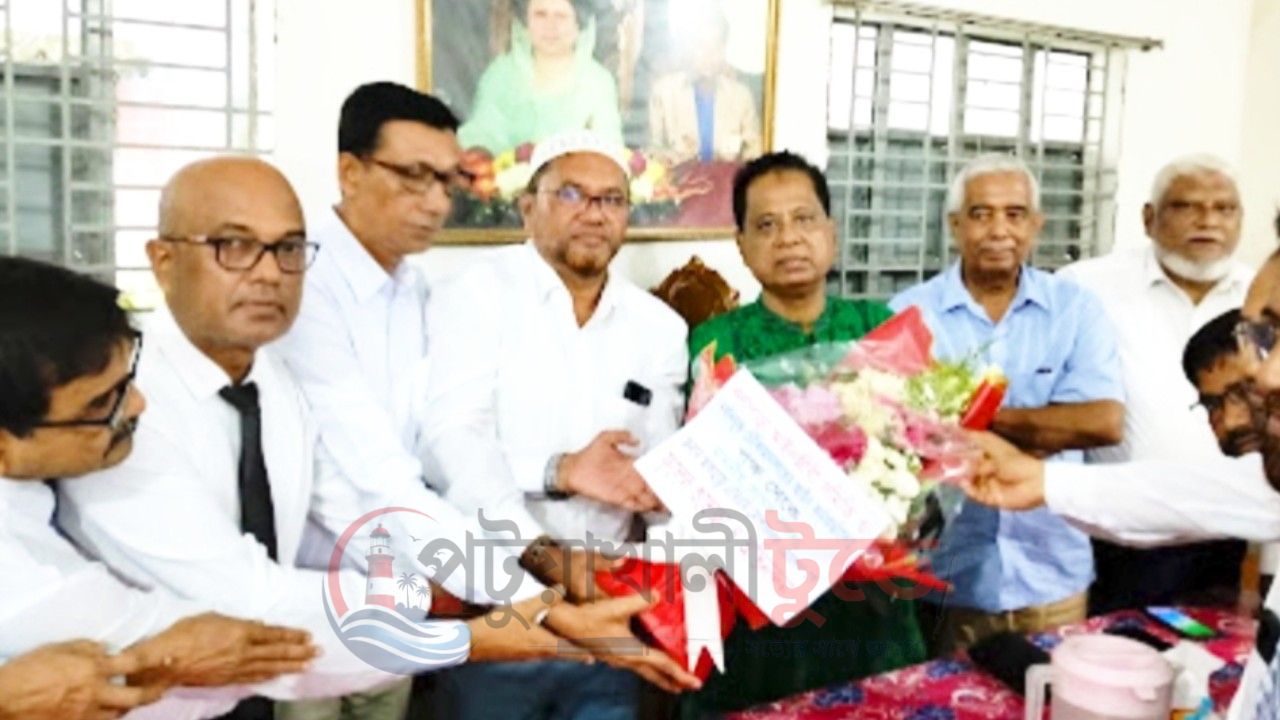 কলাপাড়ায় এমপি মোশাররফ হোসেনকে আইনজীবীদের ফুলেল শুভেচ্ছা