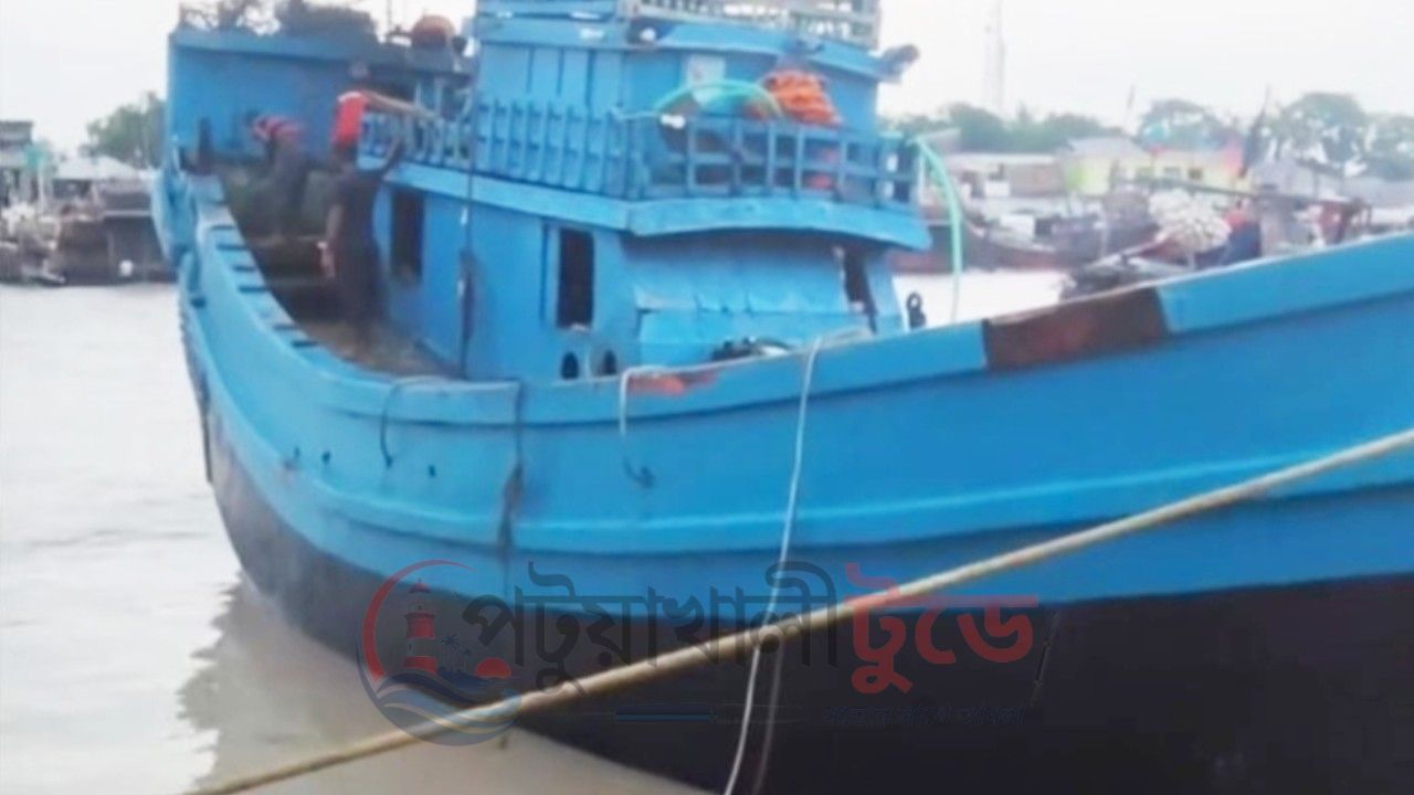 গভীর সাগরে ট্রলারডুবি, অন্য ট্রলারে প্রাণে বাঁচলেন ১৫ জেলে