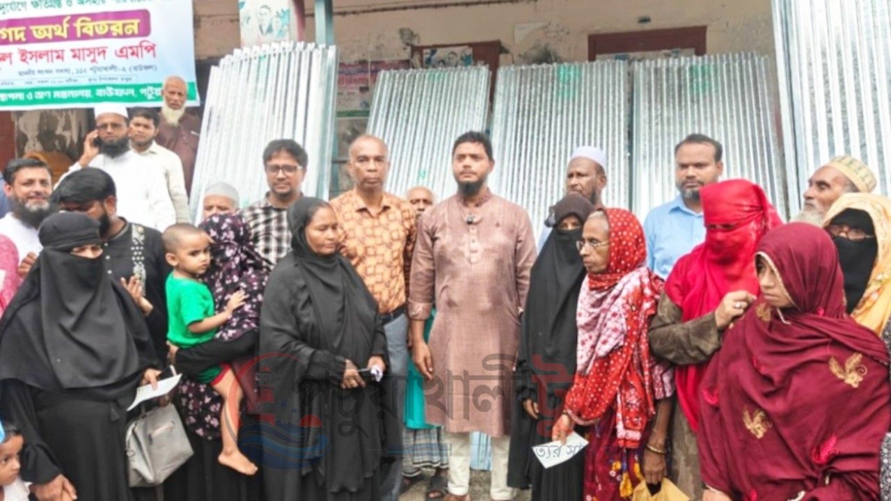 বাউফলে দুর্যোগে ক্ষতিগ্রস্ত ৩১ পরিবার পেল ঢেউটিন ও নগদ সহায়তা