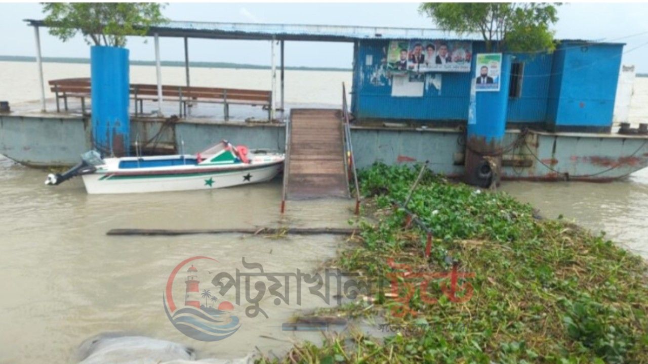 দশমিনায় জেটি নদীতে, কাদা-পানি পেরিয়ে লঞ্চে ওঠানামা