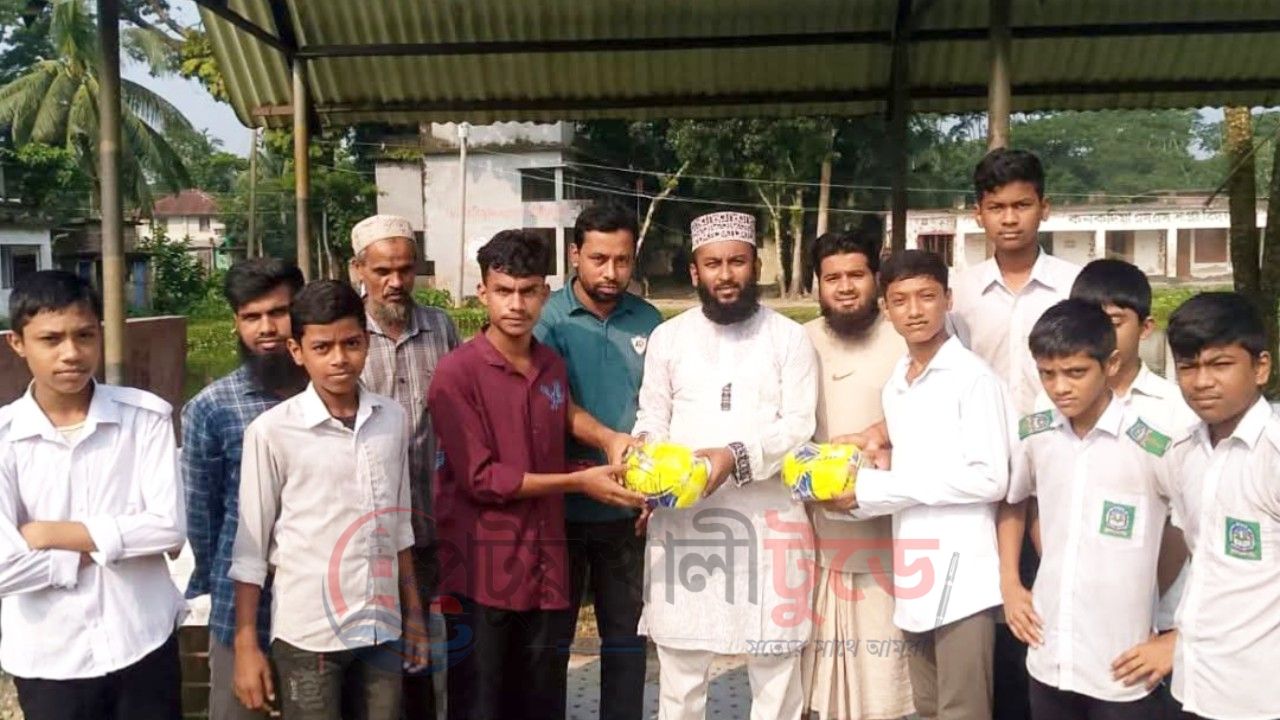মাঠে ফিরুক শিক্ষার্থীরা, বাউফলে বিতরণ হলো তিন শতাধিক ফুটবল