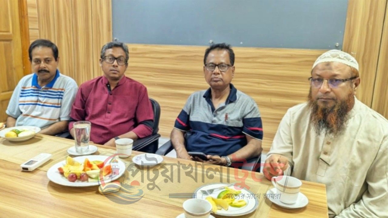 কলাপাড়ায় সাংবাদিকদের সঙ্গে এমপি মোশাররফের সৌজন্য সাক্ষাৎ