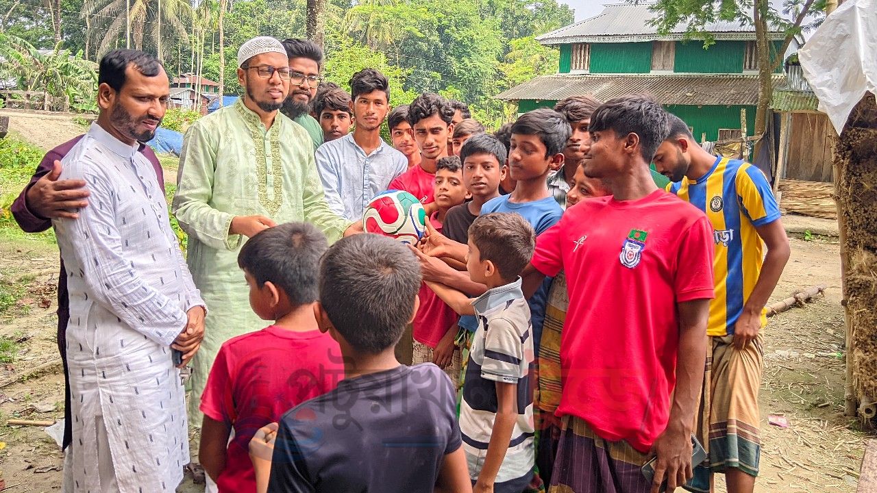 তারুণ্যের মাঠে নতুন উদ্যম—যুবকদের মাঝে ফুটবল বিতরণ