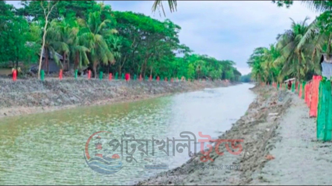 ৪৫ বছর পর প্রাণ ফিরল স্বনির্ভর খালে, স্বস্তি ফিরেছে কলাপাড়ার কৃষকদের