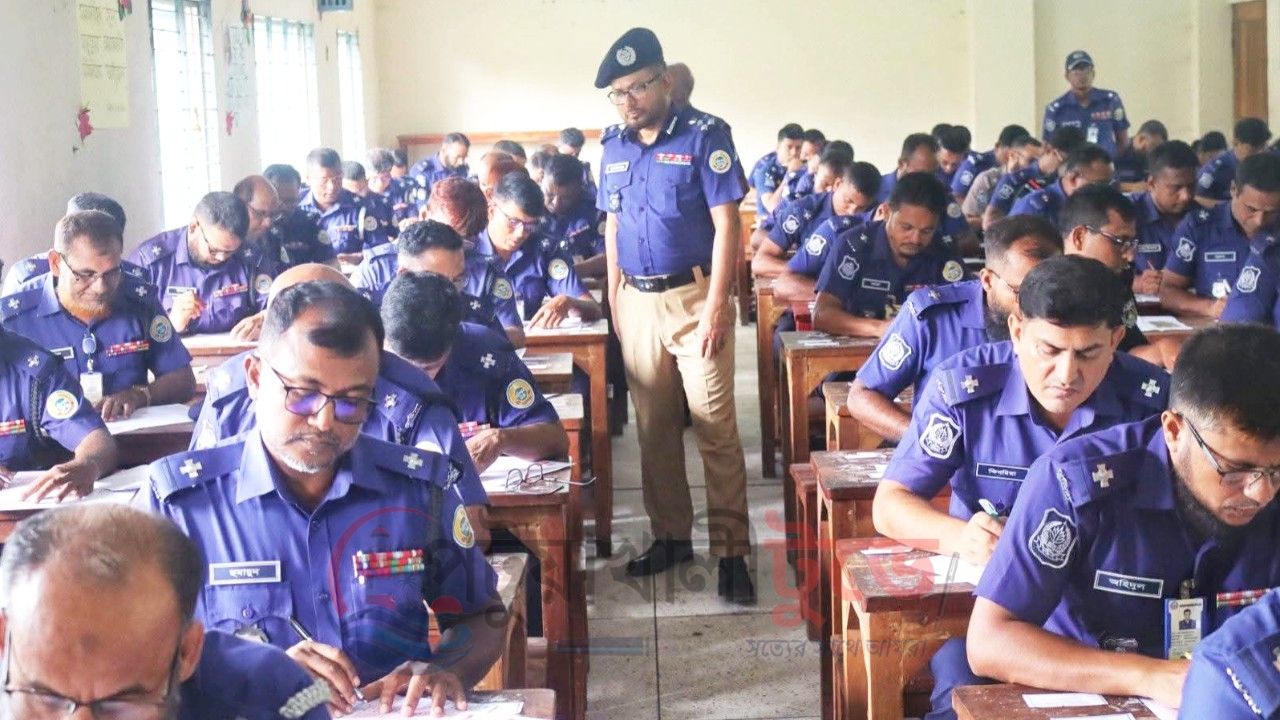 বরিশালে পুলিশ সদস্যদের বিভাগীয় পদোন্নতি পরীক্ষা অনুষ্ঠিতবিএম কলেজ কেন্দ্রে পরীক্ষা পরিদর্শনে বরিশাল রেঞ্জের ডিআইজি