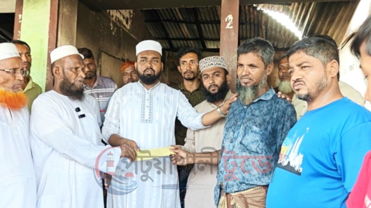 বাউফলে অগ্নিকাণ্ডে ক্ষতিগ্রস্ত ছয় ব্যবসায়ীকে এমপি মাসুদের আর্থিক সহায়তা
