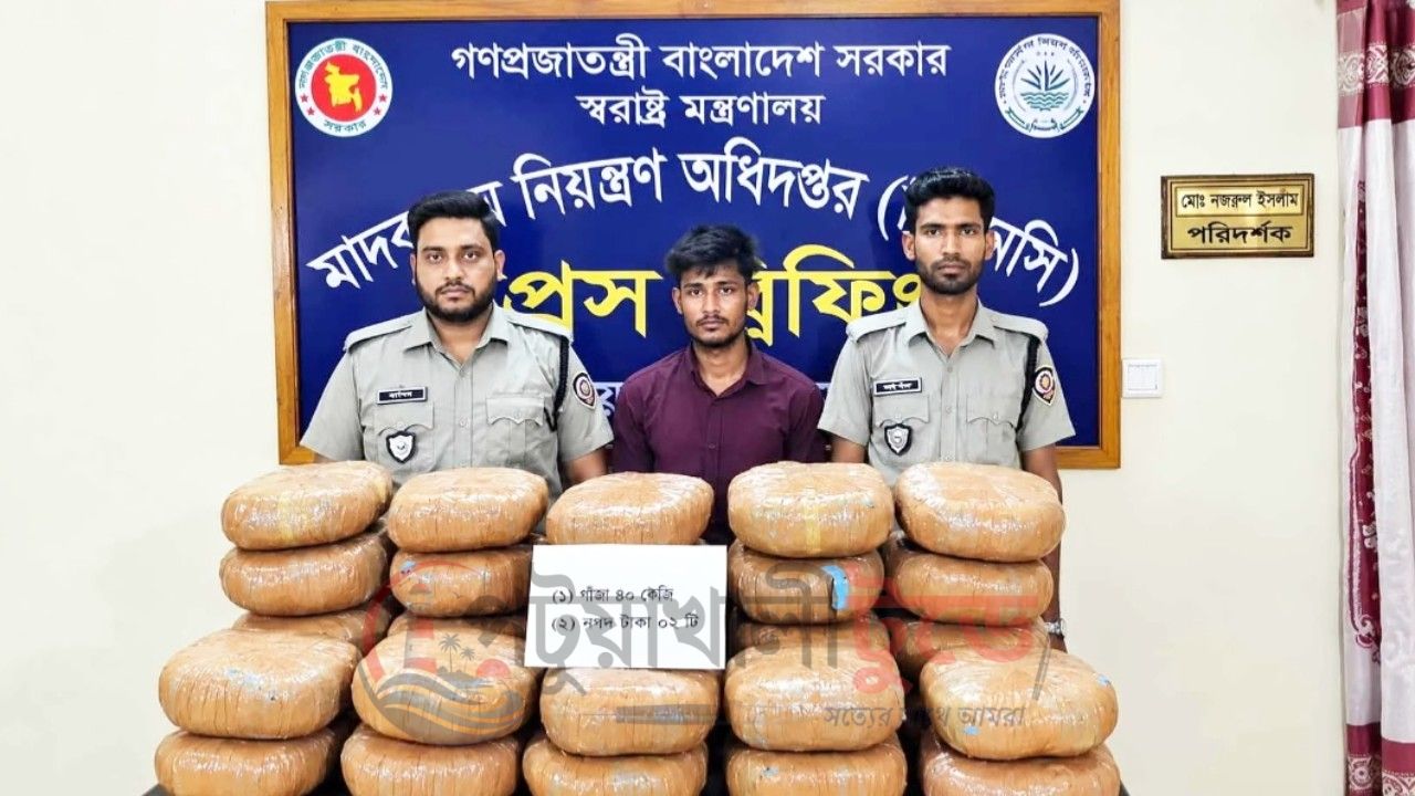 বরিশালে পিকআপের গোপন চেম্বারে ৯০ কেজি গাঁজা, আটক ১