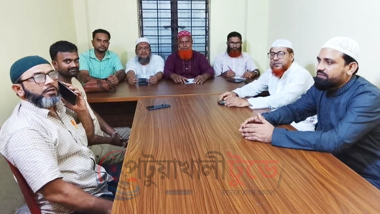 দুমকির পীরতলা বাজারে ওয়াশ ব্লক নির্মাণ ও উন্নয়নকাজ নিয়ে ব্যবসায়ী সমিতির সভা