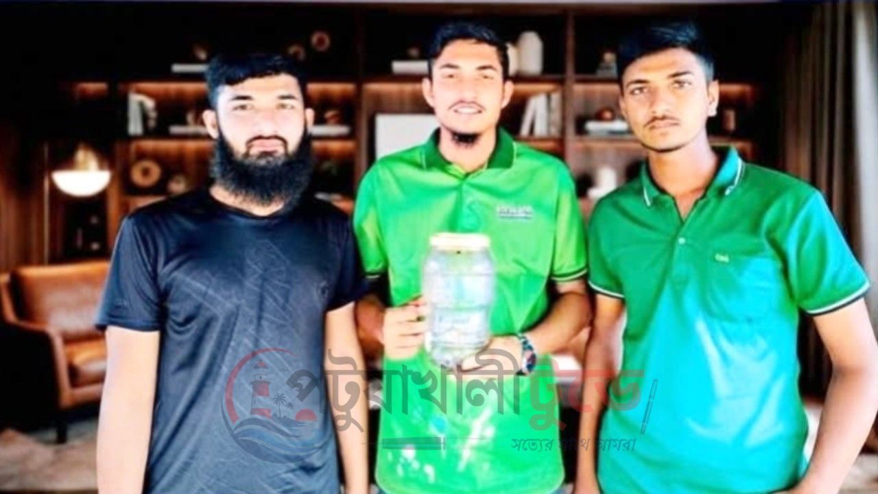 আমতলীতে স্কুল প্রাঙ্গণে পদ্মগোখরার বাচ্চা, সচেতন তরুণের উদ্যোগে নিরাপদ উদ্ধার