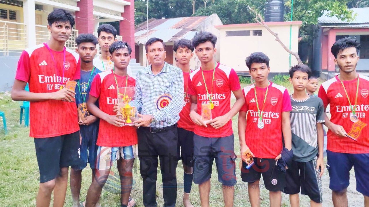 বাউফলে প্রীতি ফুটবল টুর্নামেন্ট অনুষ্ঠিত খেলাধুলার মাধ্যমে তরুণ প্রজন্মকে সম্পৃক্ত করার আহ্বান