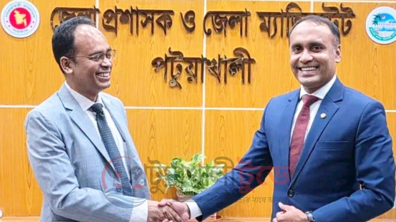 পটুয়াখালীর নবাগত জেলা প্রশাসকের কাছে দায়িত্ব হস্তান্তর করলেন বিদায়ী ডিসি
