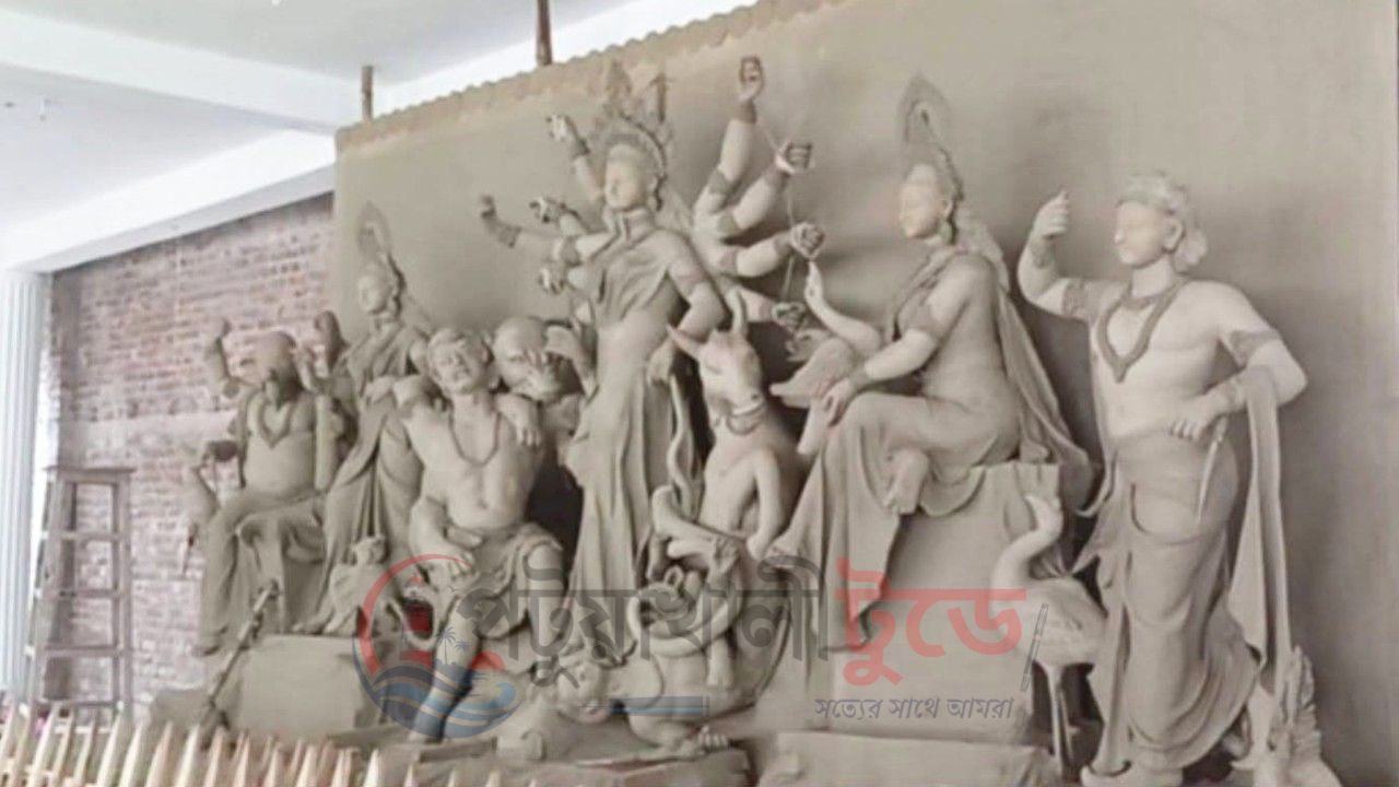 গলাচিপার ২৬ মণ্ডপে প্রতিমা তৈরিতে ব্যস্ত মৃৎশিল্পীরা    মহালয়া সামনে রেখে মণ্ডপে মণ্ডপে শেষ মুহূর্তের প্রস্তুতি