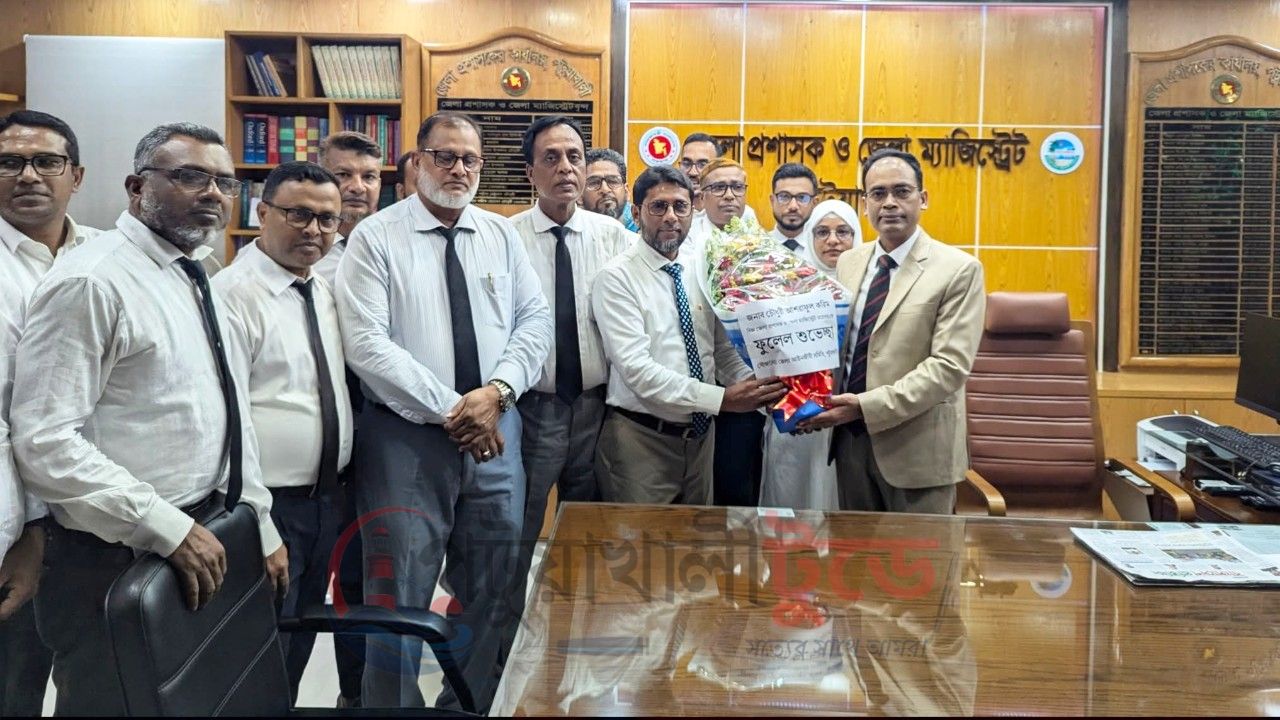 নবাগত জেলা প্রশাসককে পটুয়াখালী জেলা আইনজীবী সমিতির ফুলেল শুভেচ্ছা