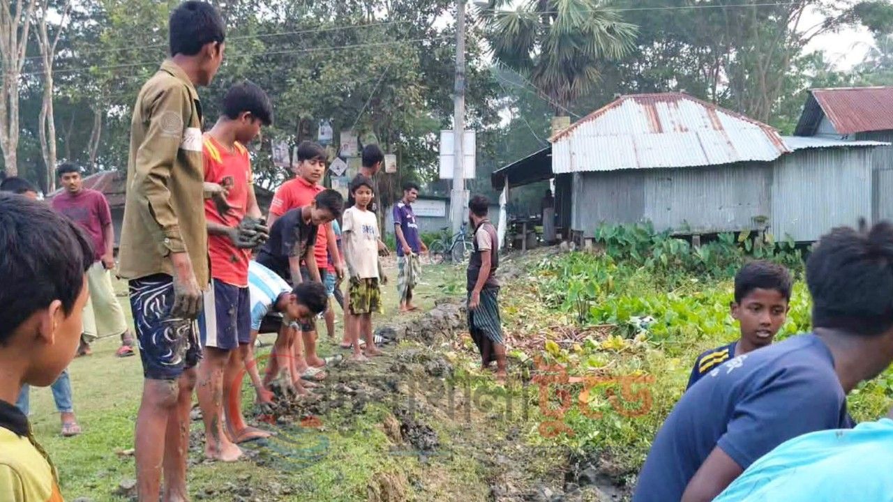 নিজেদের উদ্যোগে স্কুল মাঠ সংস্কারে শিক্ষার্থীরা ছোট ছোট টিমওয়ার্কে বড় কাজ, ডাক্তারের হাট হাইস্কুল মাঠে বালু ভরাটের প্রস্তুতি