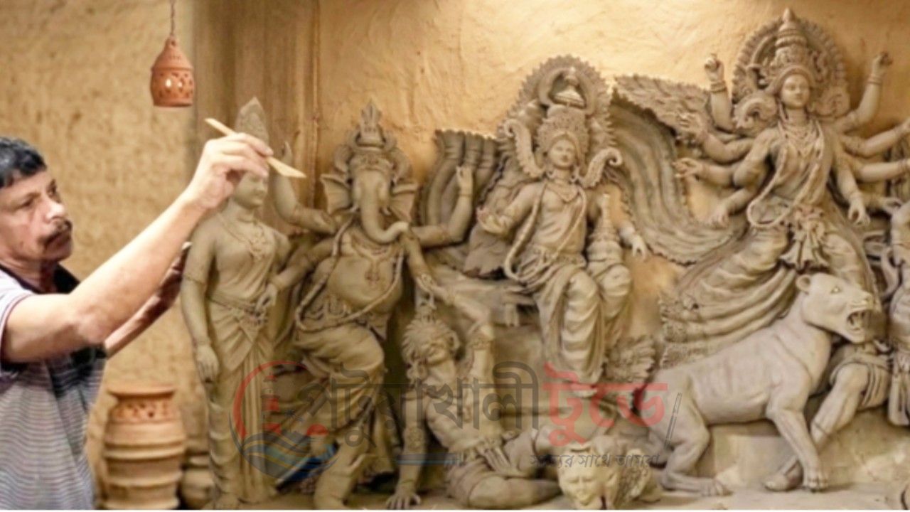 মহালয়ার আবাহনে গলাচিপায় দুর্গাপূজার প্রস্তুতি, শেষ মুহূর্তে ব্যস্ত প্রতিমাশিল্পীরা