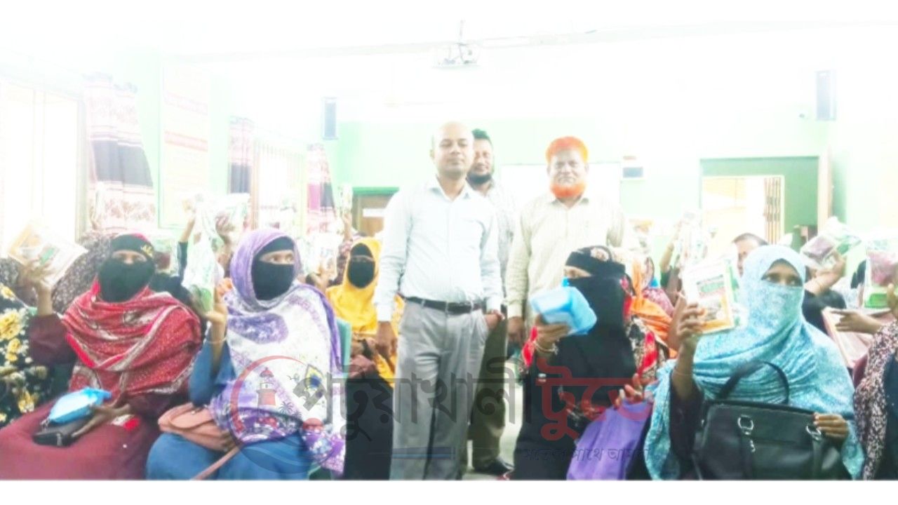 দুমকীতে ২৫০ কৃষকের হাতে আধুনিক চাষাবাদের প্রশিক্ষণ ও সবজির বীজ পুষ্টি নিশ্চিতের পাশাপাশি বাড়তি আয় ও স্বাবলম্বিতার উদ্যোগ