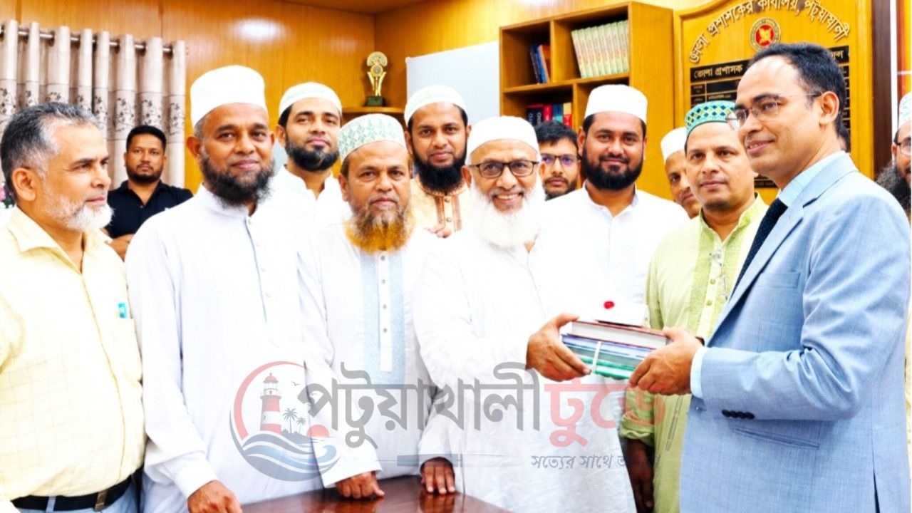 পটুয়াখালীতে নবনিযুক্ত জেলা প্রশাসকের সঙ্গে জামায়াত নেতাদের সৌজন্য সাক্ষাৎ