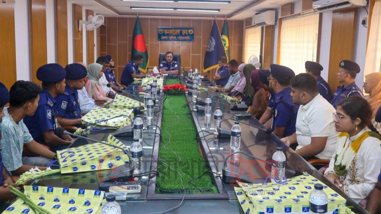 পটুয়াখালীতে বাংলাদেশ পুলিশ মেধা বৃত্তির অর্থ, ক্রেস্ট ও সনদপত্র বিতরণ