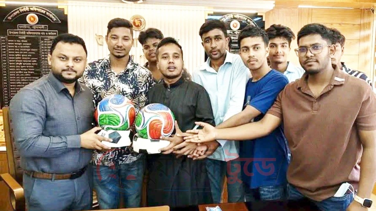মাদক থেকে দূরে রাখতে শিক্ষার্থীদের হাতে ফুটবল-ভলিবল তুলে দিলেন ইউএনও গলাচিপায় খেলাধুলায় শিক্ষার্থীদের সম্পৃক্ত করতে উদ্যোগ