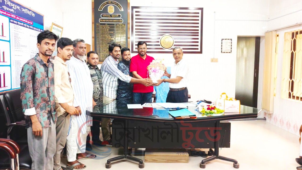 পটুয়াখালী পল্লী বিদ্যুৎ সমিতির জিএম নিয়মিত হওয়ায় ঠিকাদারদের ফুলেল শুভেচ্ছা