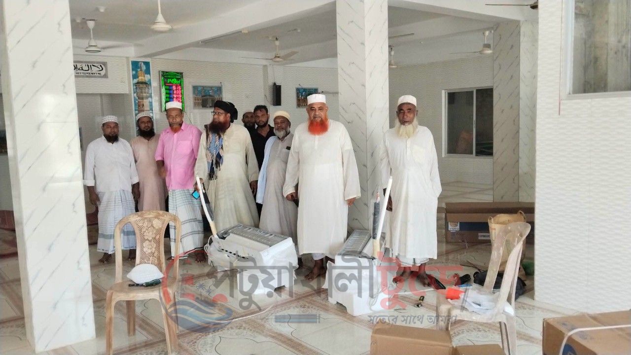 কুয়াকাটা কেন্দ্রীয় বায়তুর আরোজ জামে মসজিদের তৃতীয় তলায় এসি স্থাপনের কাজ চলছে