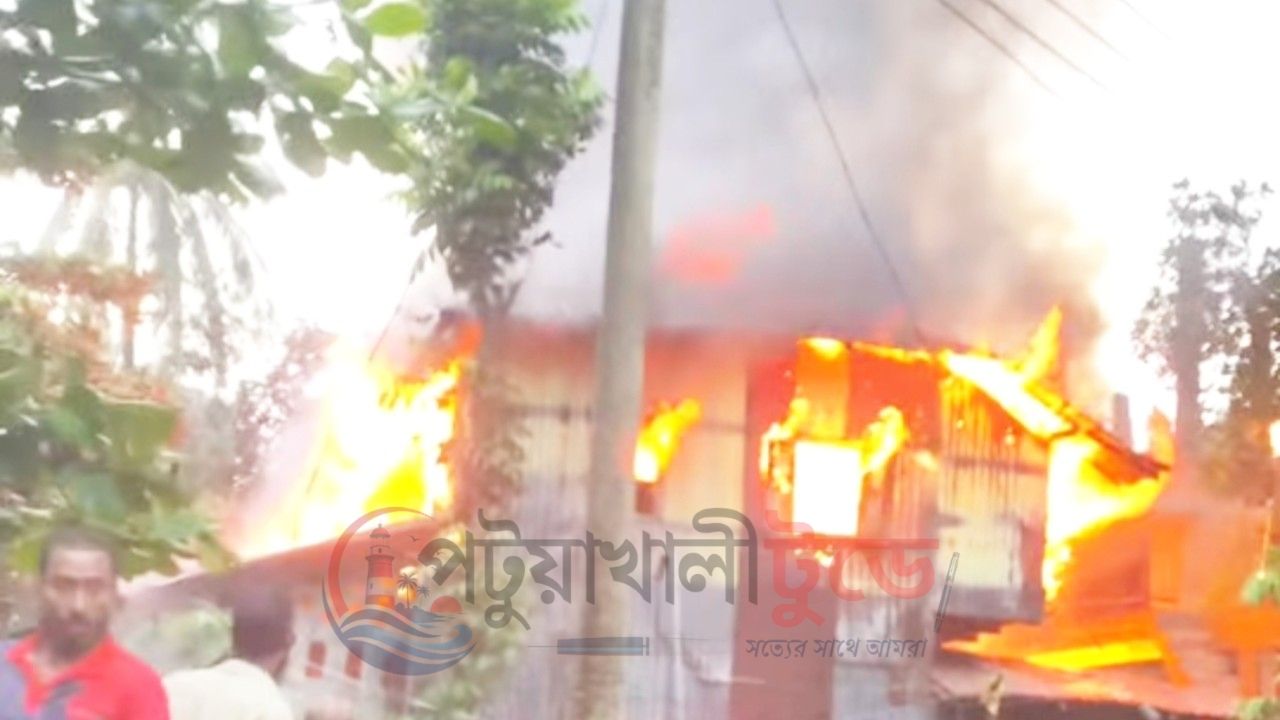 পটুয়াখালীতে ভয়াবহ অগ্নিকাণ্ডে পুড়ে ছাই চার বসতঘর