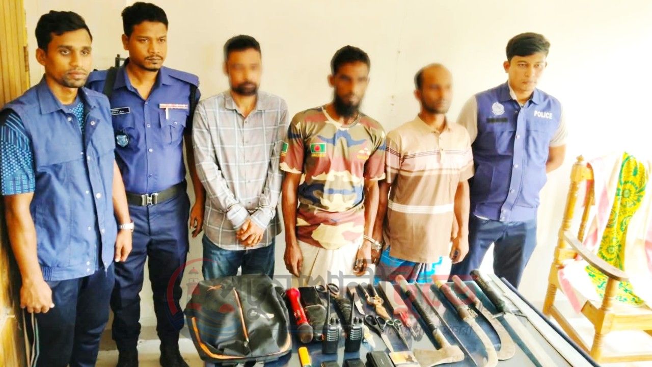 শশীভূষণে ডাকাতির প্রস্তুতিকালে দেশীয় অস্ত্রসহ ৩ জন গ্রেপ্তার