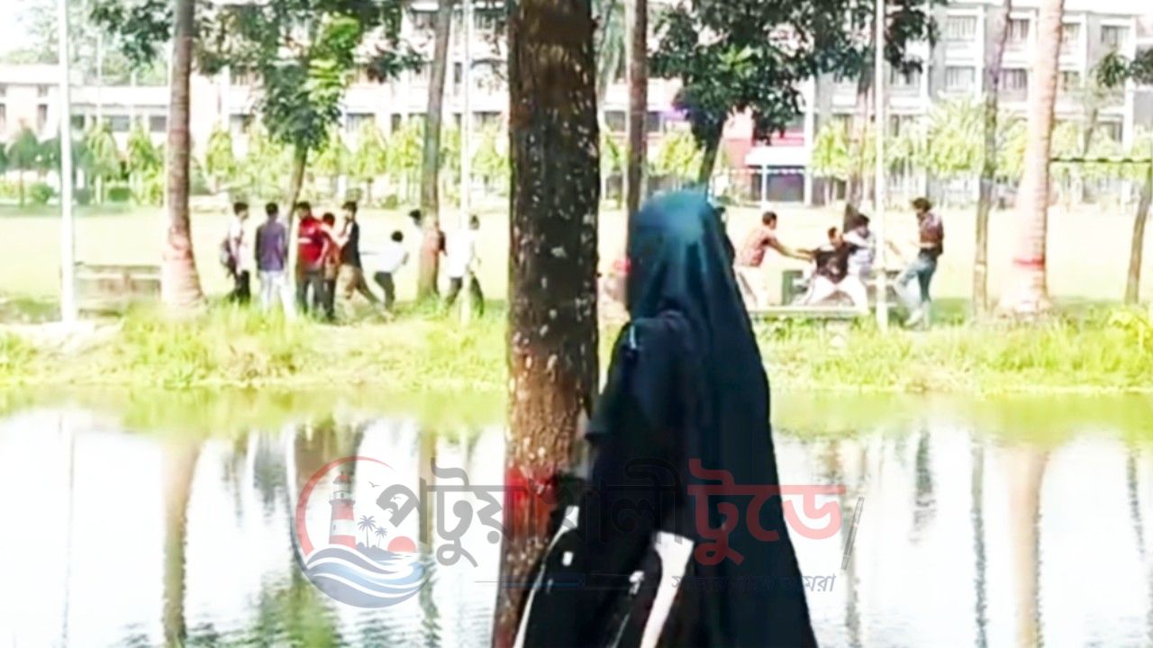 ফেসবুক পোস্ট ঘিরে পবিপ্রবিতে উত্তেজনা সিনিয়র-জুনিয়র বিরোধে ভাঙচুর ও হাতাহাতি, আহত ৩-৪