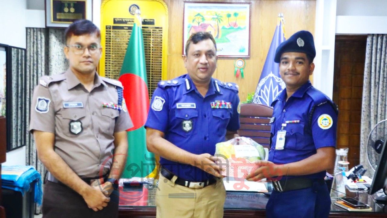 রক্তের অভাবে আটকে ছিল প্রসূতির অস্ত্রোপচার, পাশে দাঁড়াল ভোলা জেলা পুলিশ