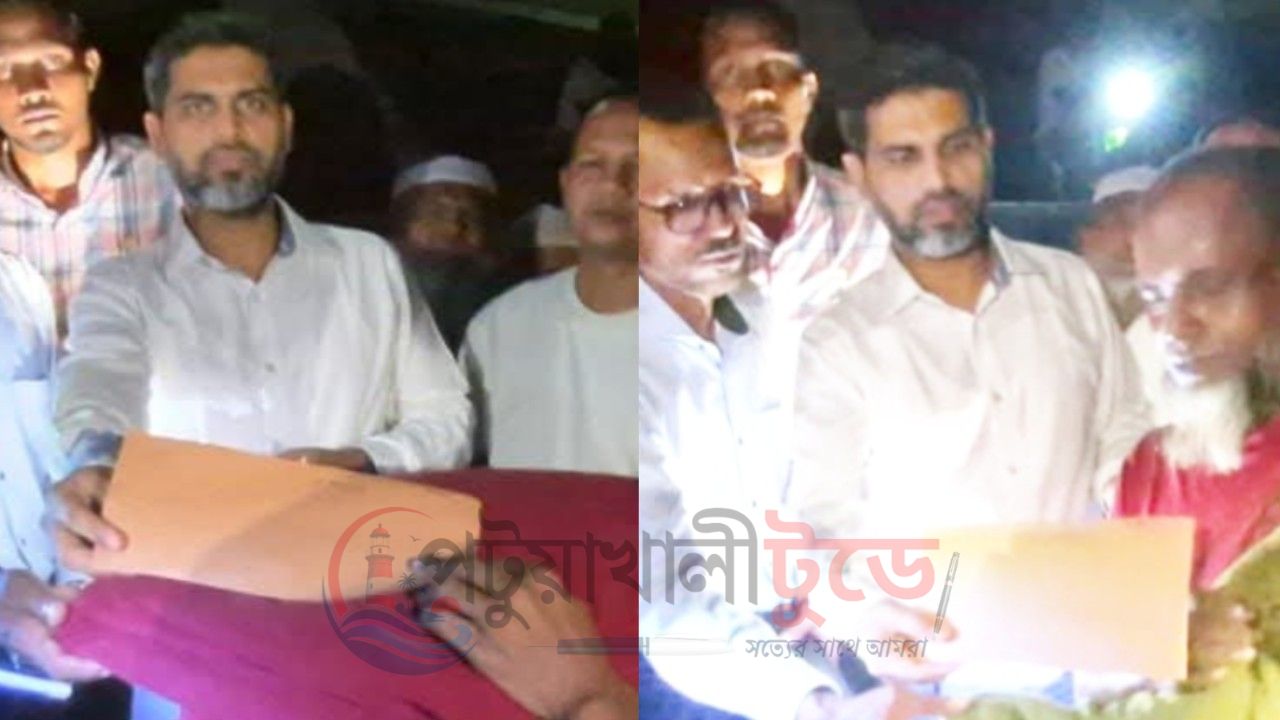 পটুয়াখালীতে আগুনে পুড়ল চার ঘর, ক্ষতিগ্রস্ত পরিবারকে পৌর প্রশাসকের সহায়তা