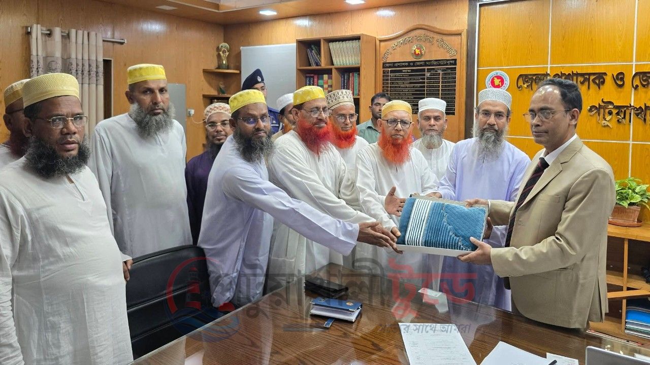 নবনিযুক্ত জেলা প্রশাসককে জাতীয় ইমাম সমিতি পটুয়াখালী জেলা শাখার ফুলেল শুভেচ্ছা