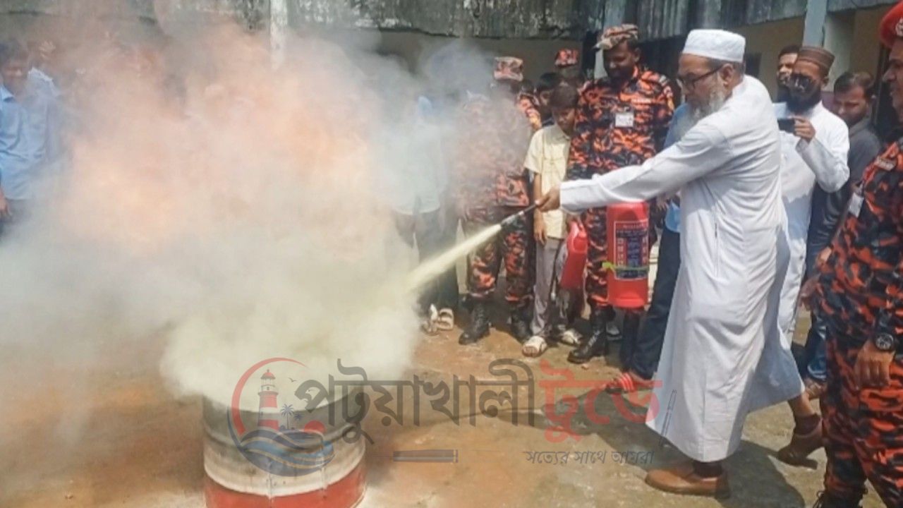 পটুয়াখালী টেকনিক্যাল স্কুল-কলেজে অগ্নিনিরাপত্তা প্রশিক্ষণ