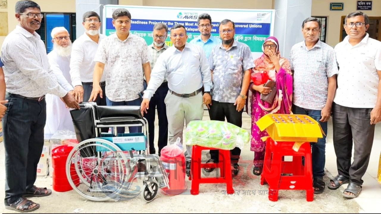 কলাপাড়ায় দুর্যোগ প্রস্তুতি ও ঝুঁকি হ্রাসে উপকরণ বিতরণ