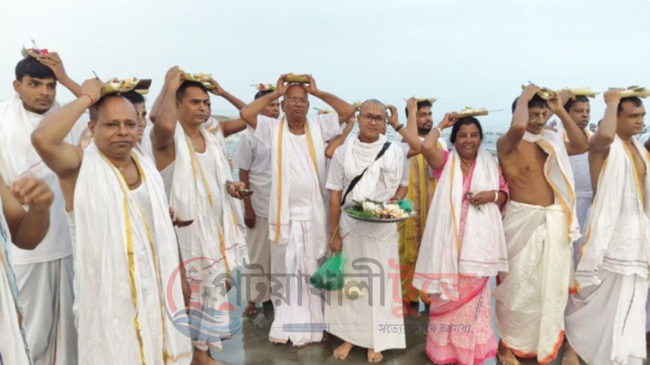 কুয়াকাটা সৈকতে পিতৃতর্পণ, দুর্গাপূজার অপেক্ষায় সনাতন ধর্মাবলম্বীরা