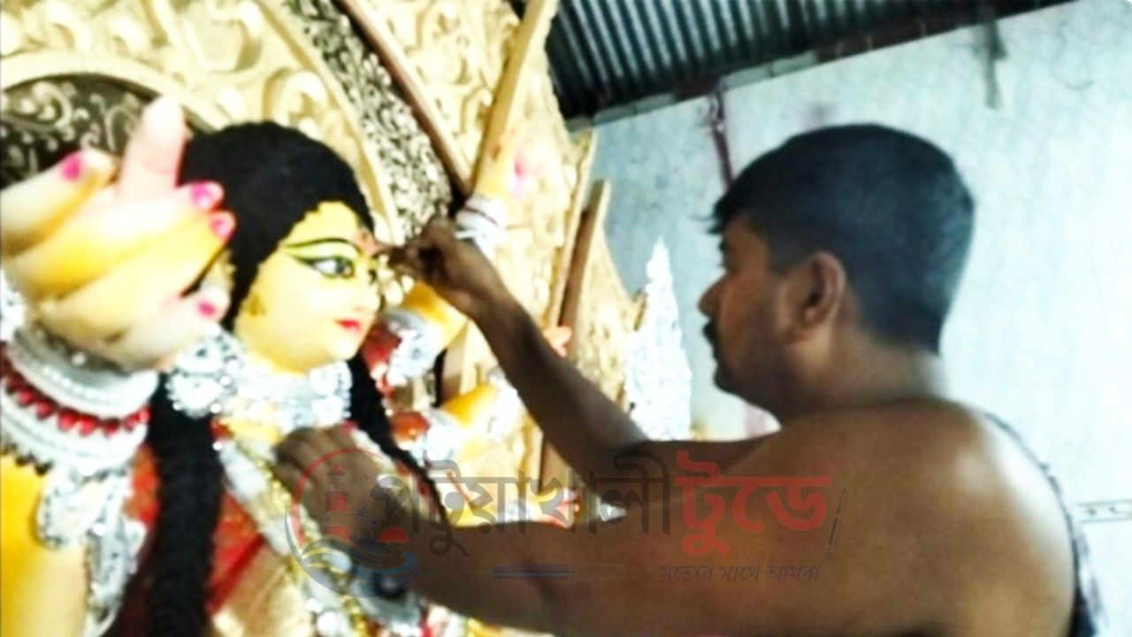 কলাপাড়ায় ১৭ মণ্ডপে দুর্গাপূজার প্রস্তুতি শেষ, চলছে আলোকসজ্জা