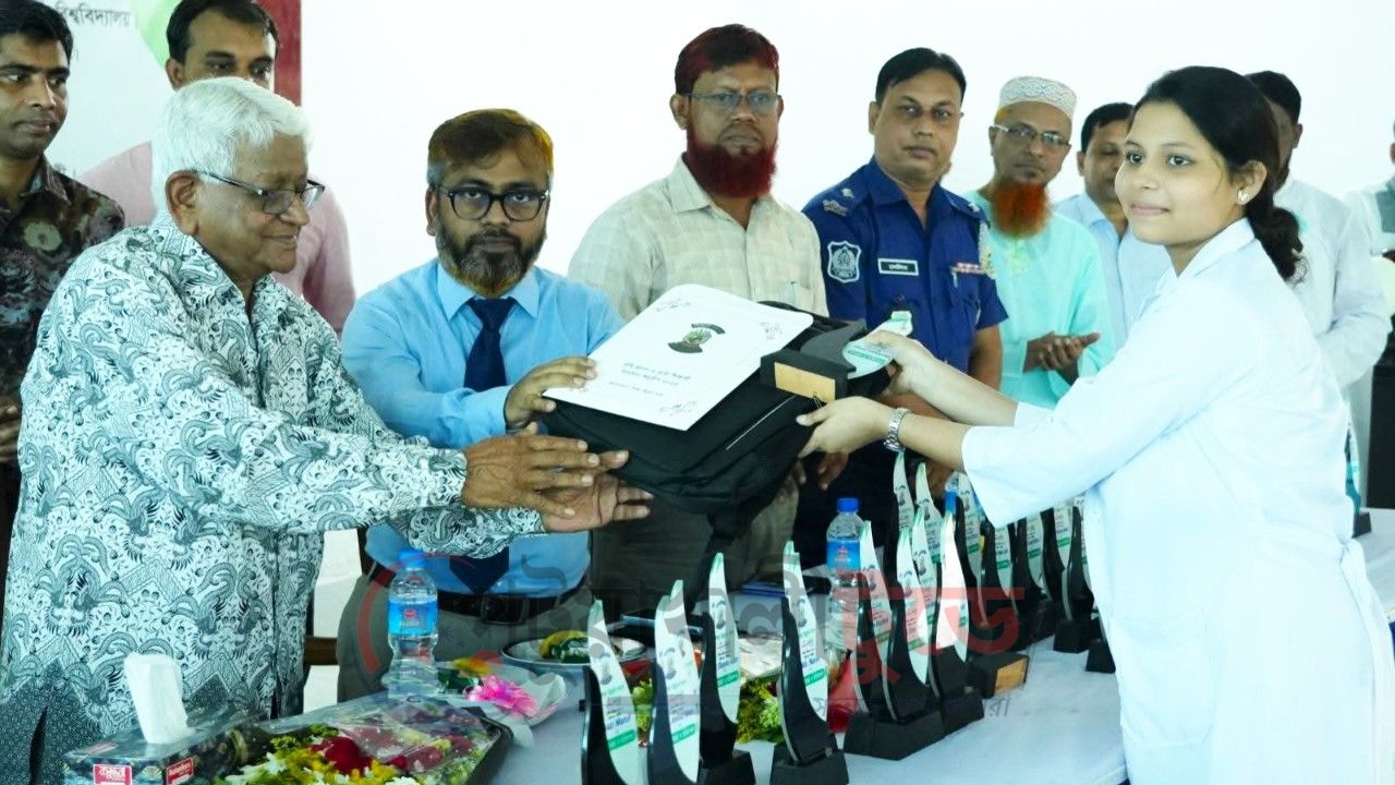 এসএসসিতে জিপিএ-৫ প্রাপ্ত শিক্ষার্থীদের সংবর্ধনা ও বৃত্তি প্রদান, প্রধান অতিথি পবিপ্রবি ট্রেজারার