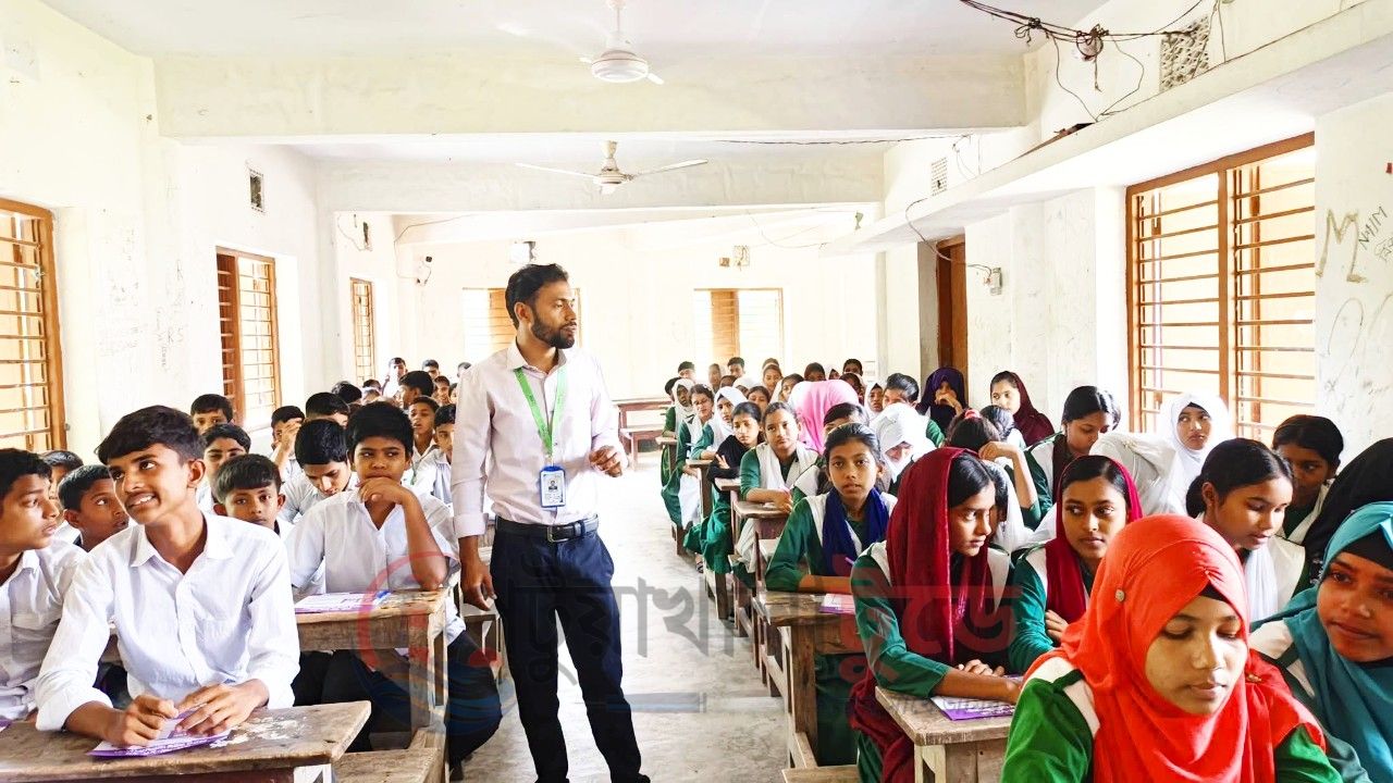 তালতলীতে জলবায়ু পরিবর্তন ও ডেঙ্গু প্রতিরোধে স্কুল সেশন অনুষ্ঠিত