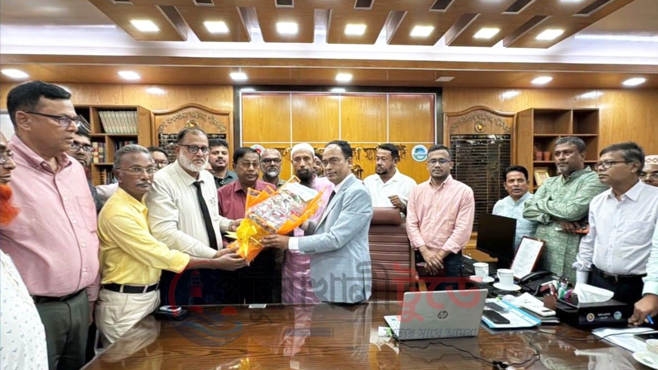 পটুয়াখালী জেলা প্রশাসকের সঙ্গে জেলা বিএনপির নেতৃবৃন্দের শুভেচ্ছা বিনিময়