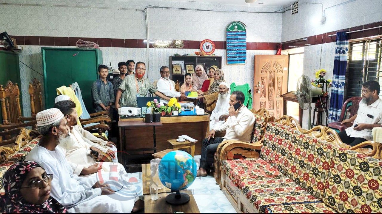 চুনাখালী স্কুল অ্যান্ড কলেজের একাদশ শ্রেণির শিক্ষার্থীদের বই উপহার দিলেন সাবেক শিক্ষার্থী ডা. আনোয়ার হোসেন